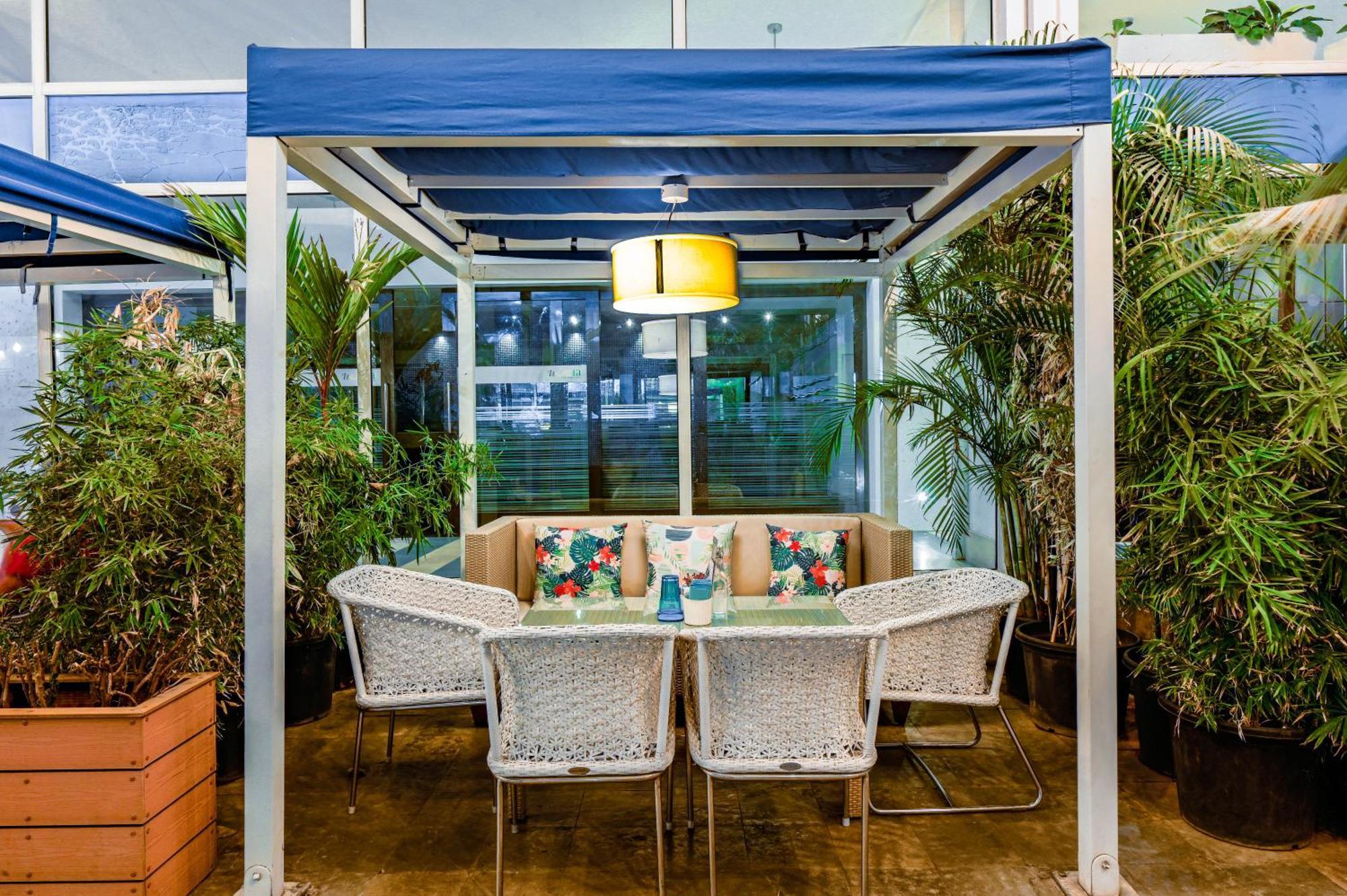 The Park Bangalore, Mg Road Екстер'єр фото A pergola in a restaurant