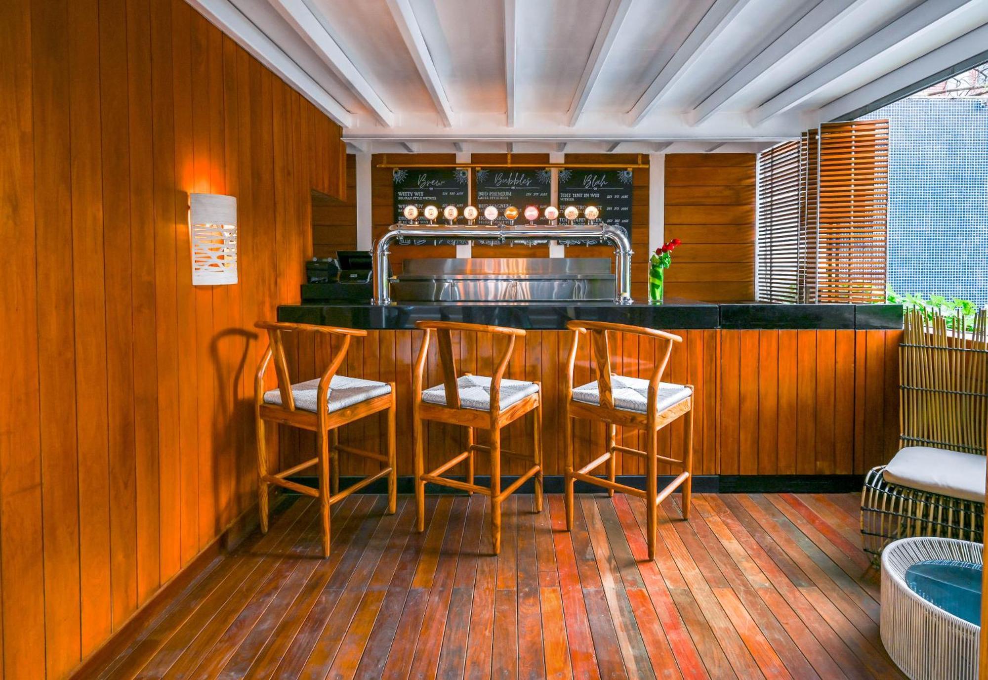The Park Bangalore, Mg Road Екстер'єр фото The bar at the 19th floor
