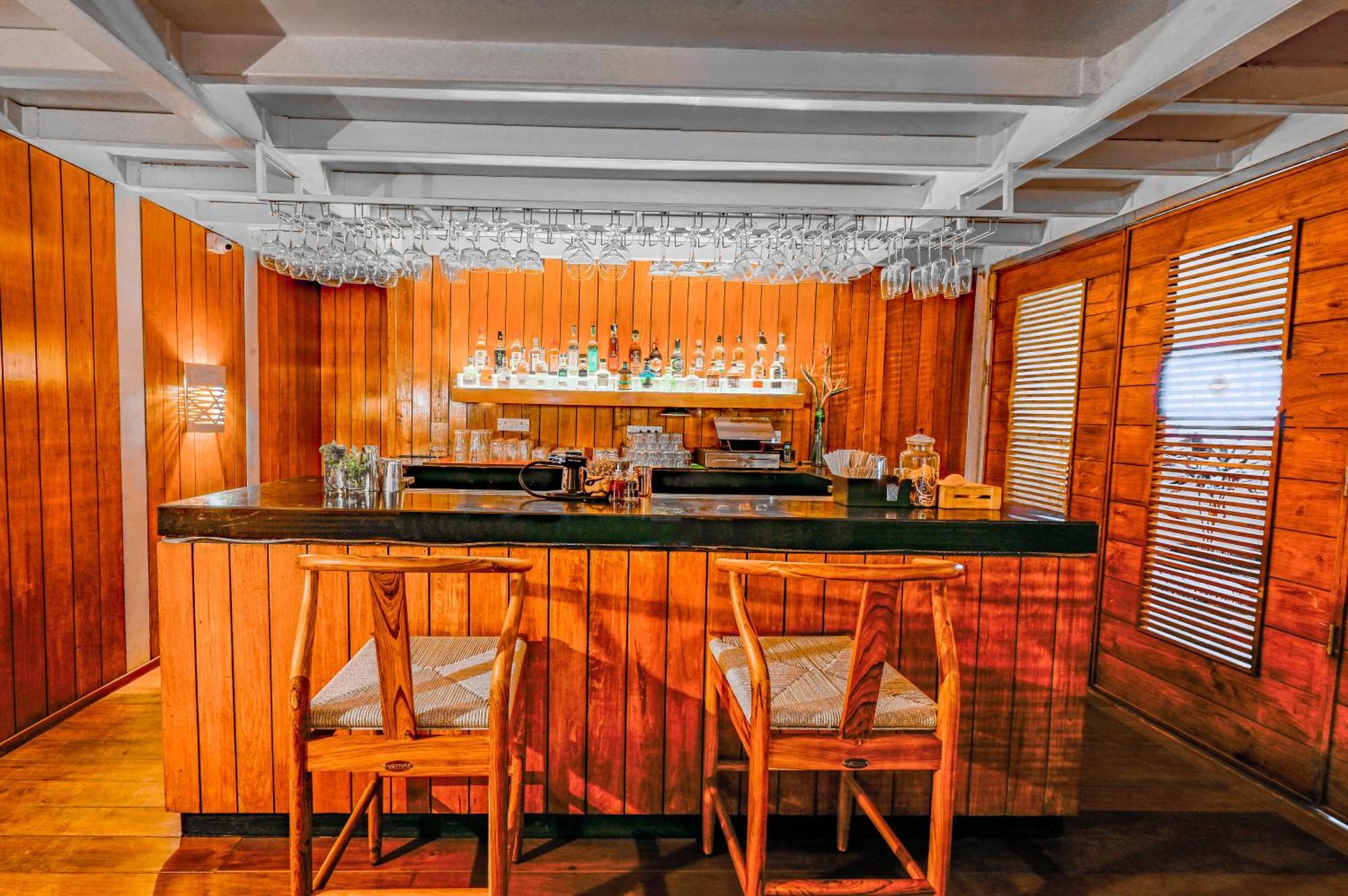 The Park Bangalore, Mg Road Екстер'єр фото The bar at the 1960s-style lounge