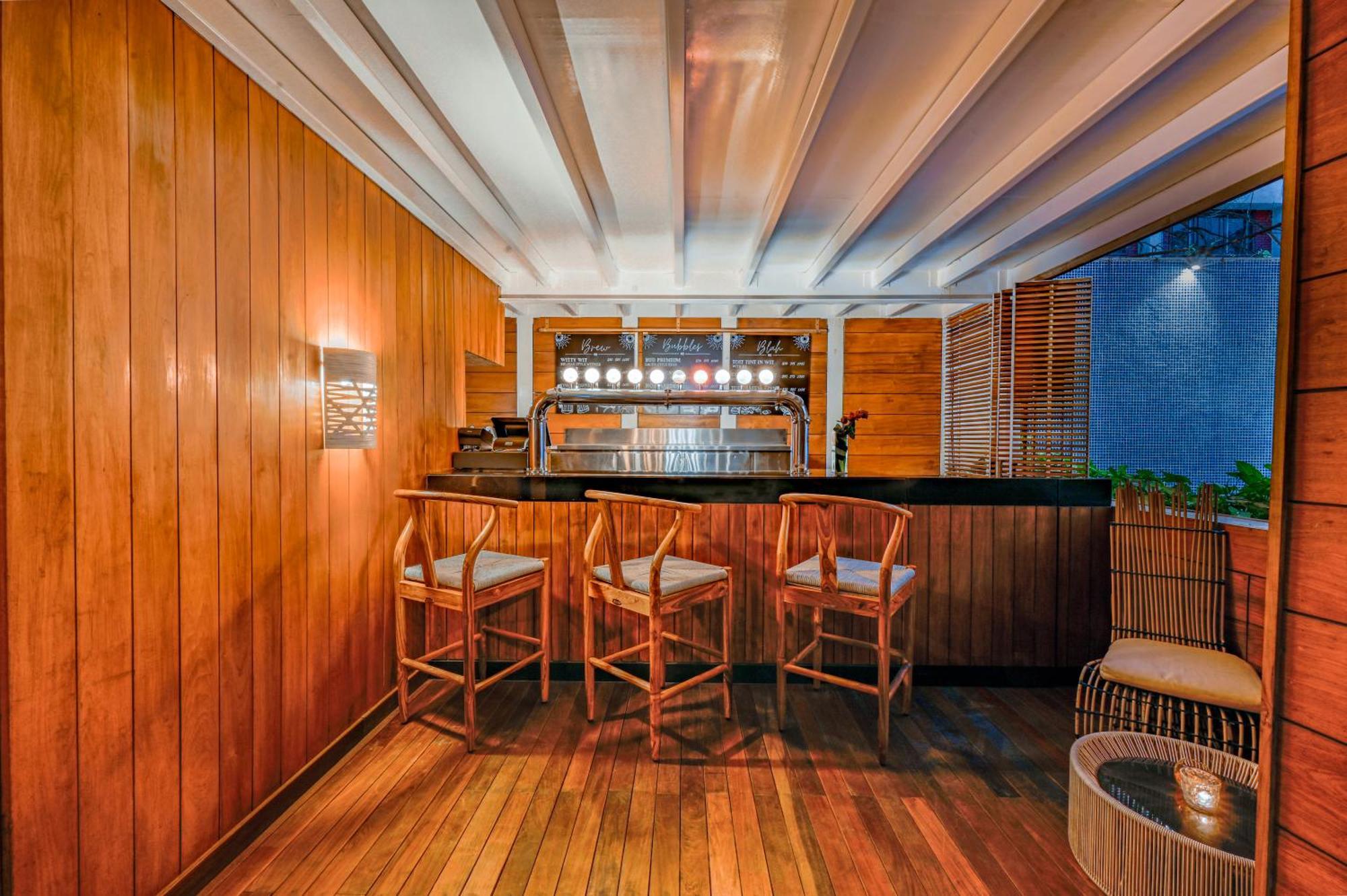 The Park Bangalore, Mg Road Екстер'єр фото The bar at the 19th floor