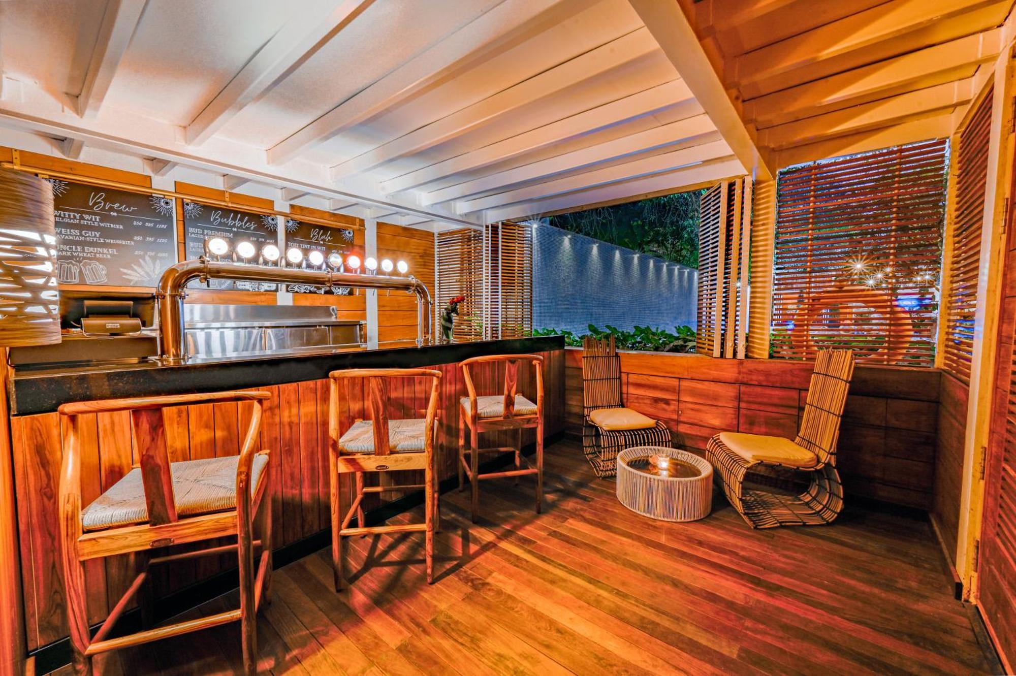 The Park Bangalore, Mg Road Екстер'єр фото The bar at the 101 bar