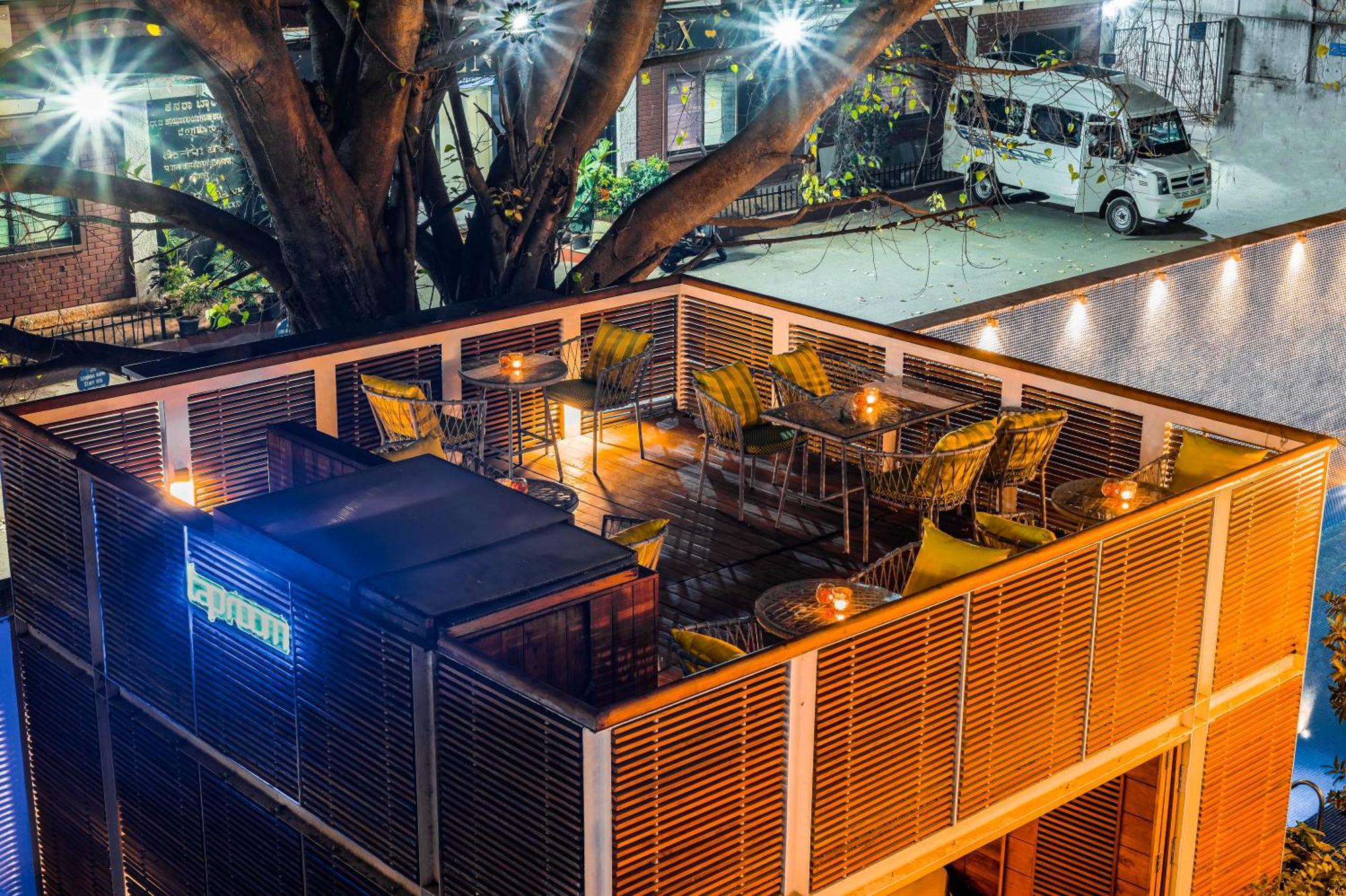 The Park Bangalore, Mg Road Екстер'єр фото The patio at the restaurant