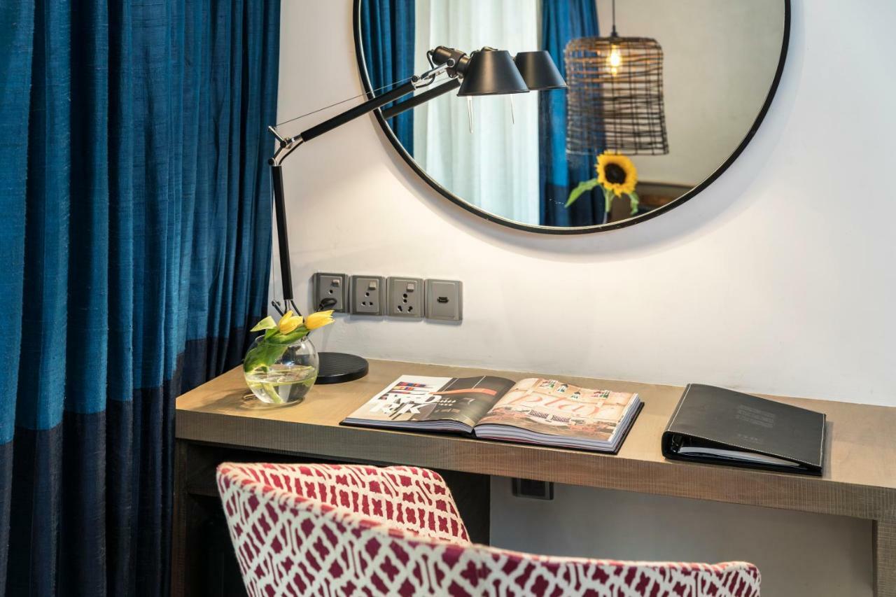 The Park Bangalore, Mg Road Екстер'єр фото A desk in a hotel room