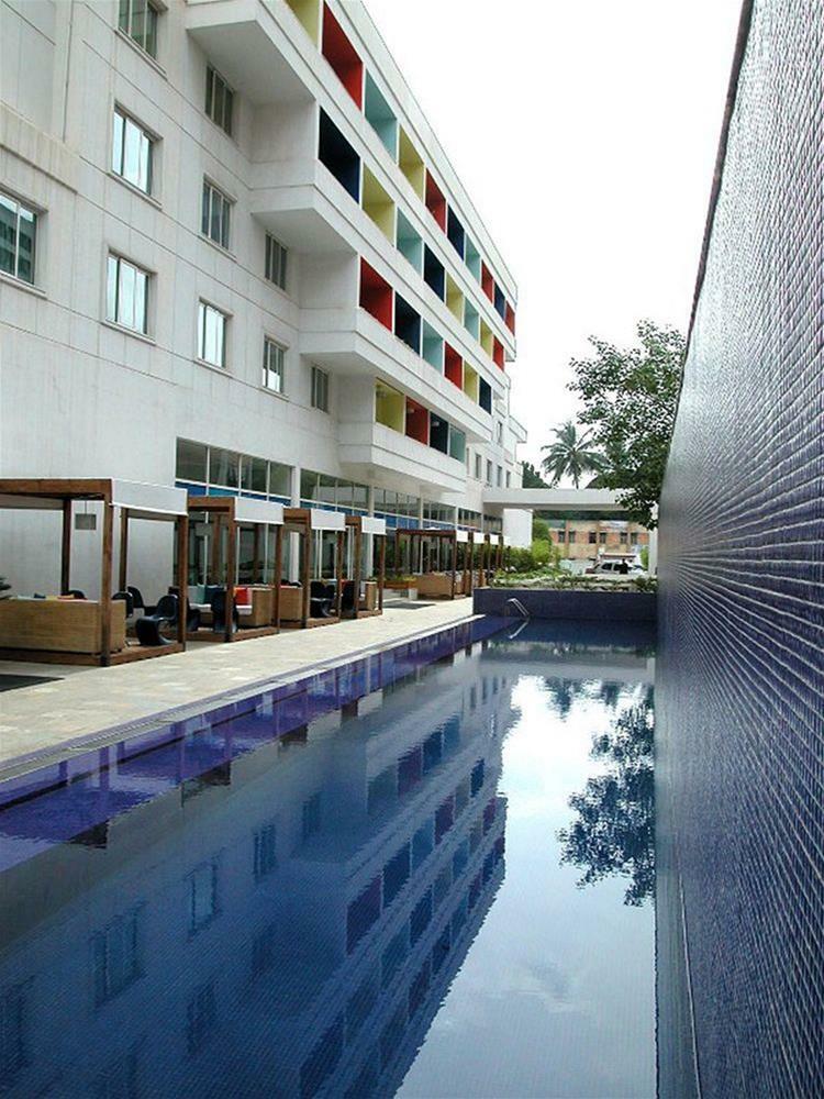 The Park Bangalore, Mg Road Екстер'єр фото The hotel's pool